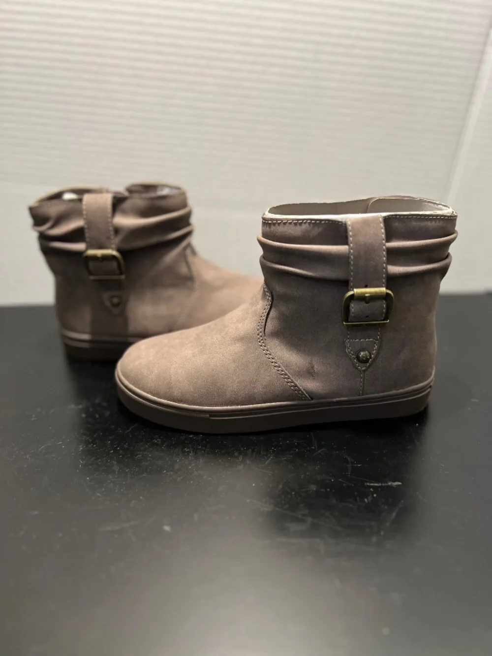 Nine West Kids Slouch Ankle Boot | Taupe | Gold Buckle | Side Zip | Size 1 New